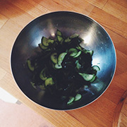 Gurke und Wakame mit japanischem Essig marinieren