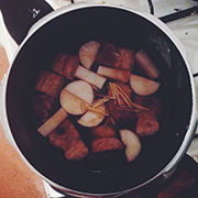Schweinebauch-Rettich-kochen