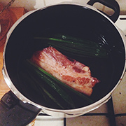 Schweinebauch-mit-Lauchzwiebel-kochen