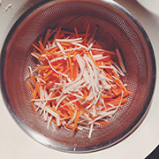 Karotten-Schwarzwurzel-gerieben-Japanische-Hausmannskost-Rezepte-Uchi-Gohan